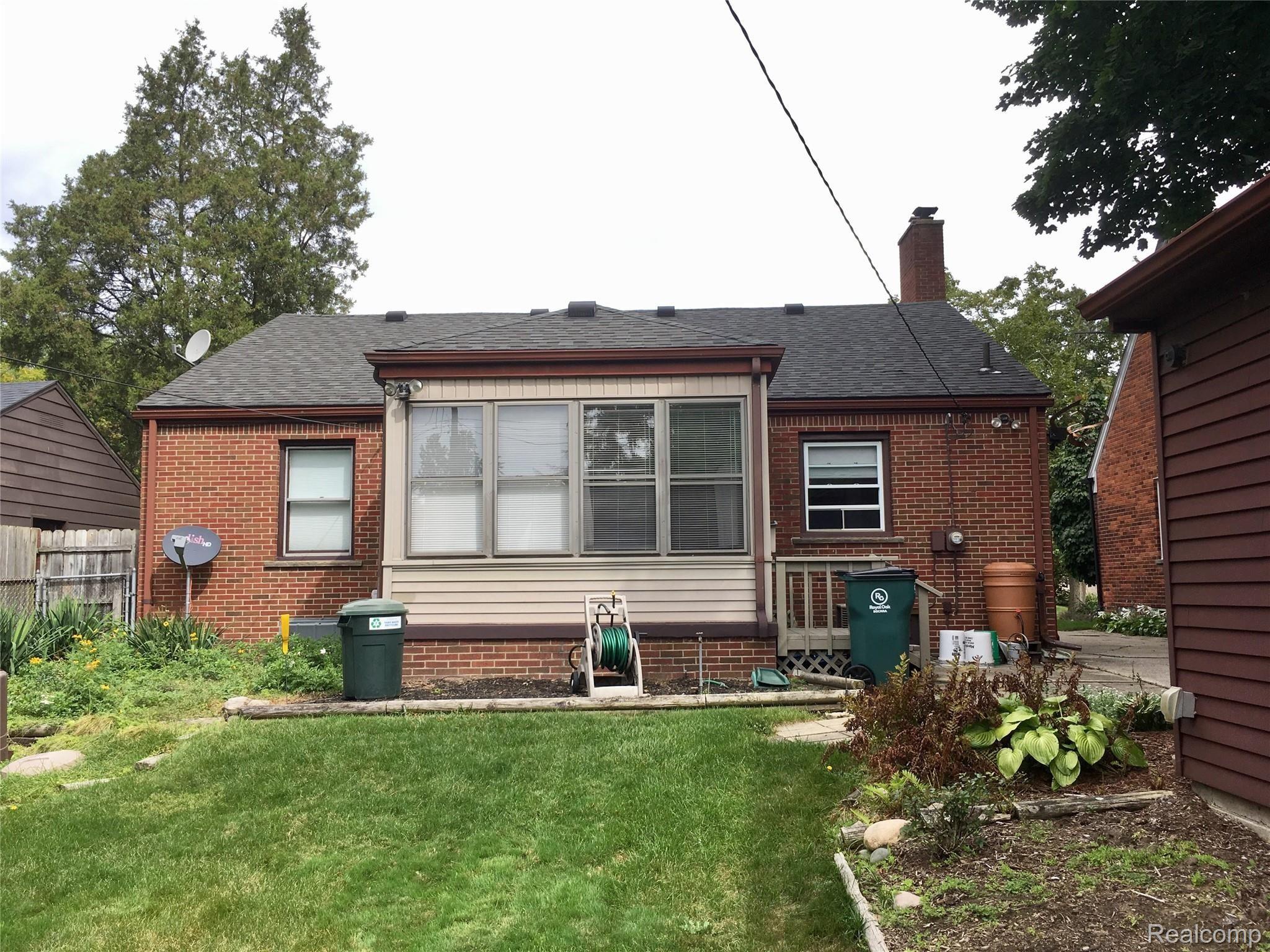 329 West Webster Road Royal Oak, MI 48073 - Photo 13 of 43 DE19DF33-C70B-4983-97F2-B38AF142A4E1.jpeg