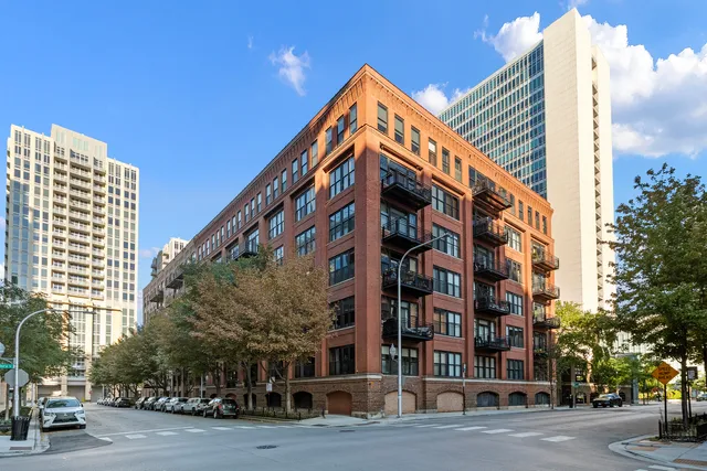 $325,000 | 520 West Huron Street, Unit 116, Chicago, IL 60654