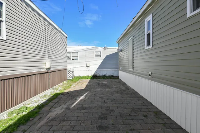 a view of a backyard