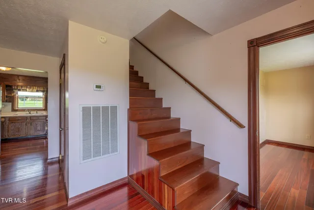 $515,000 | 207 Pleasant View Road, Rose Hill, VA 24281