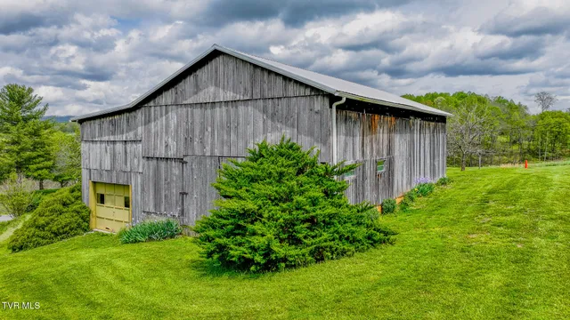 $515,000 | 207 Pleasant View Road, Rose Hill, VA 24281