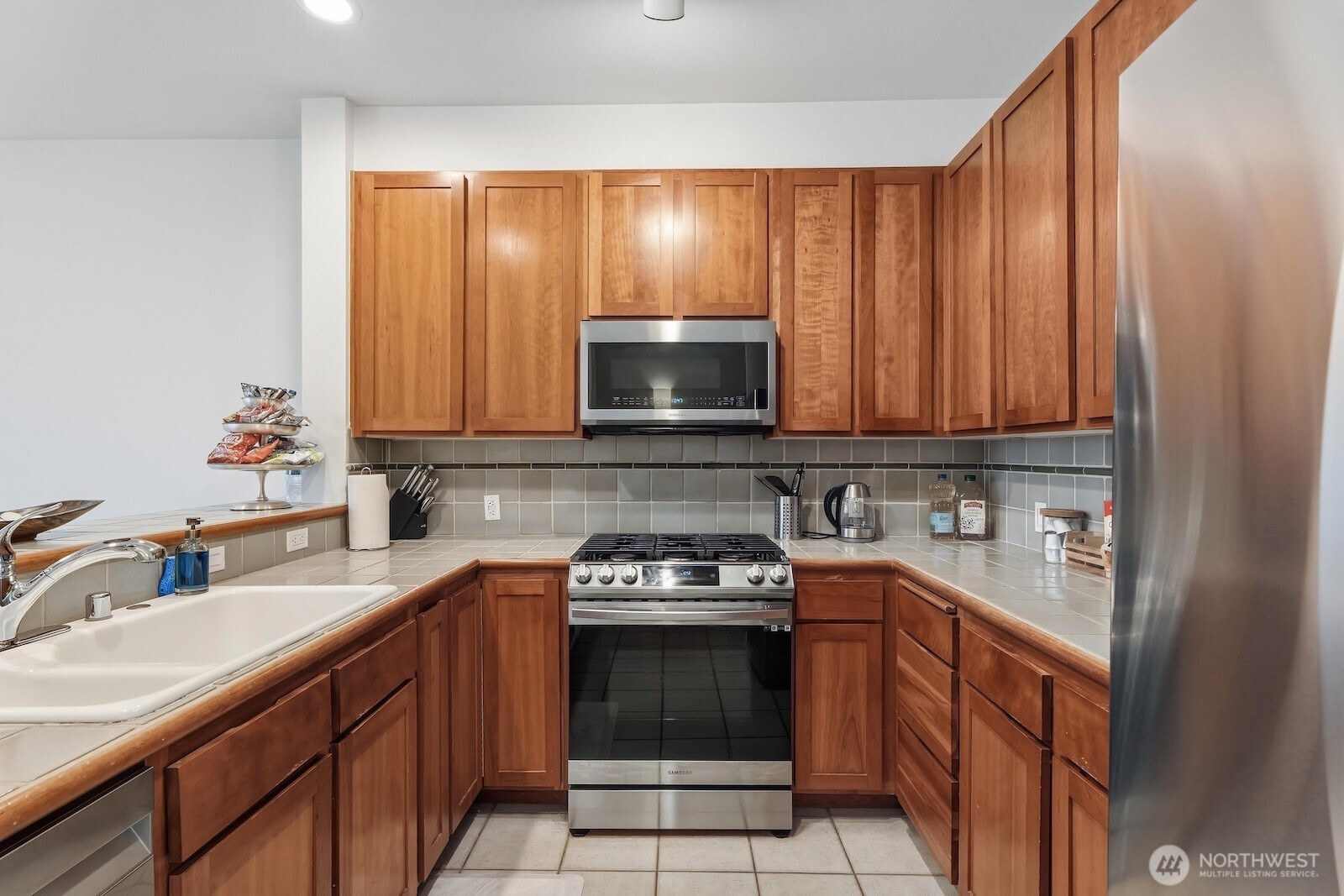 2000 Alaskan Way, Unit 553 Seattle, WA 98121 - Photo 13 of 33 a kitchen with a sink stove and microwave