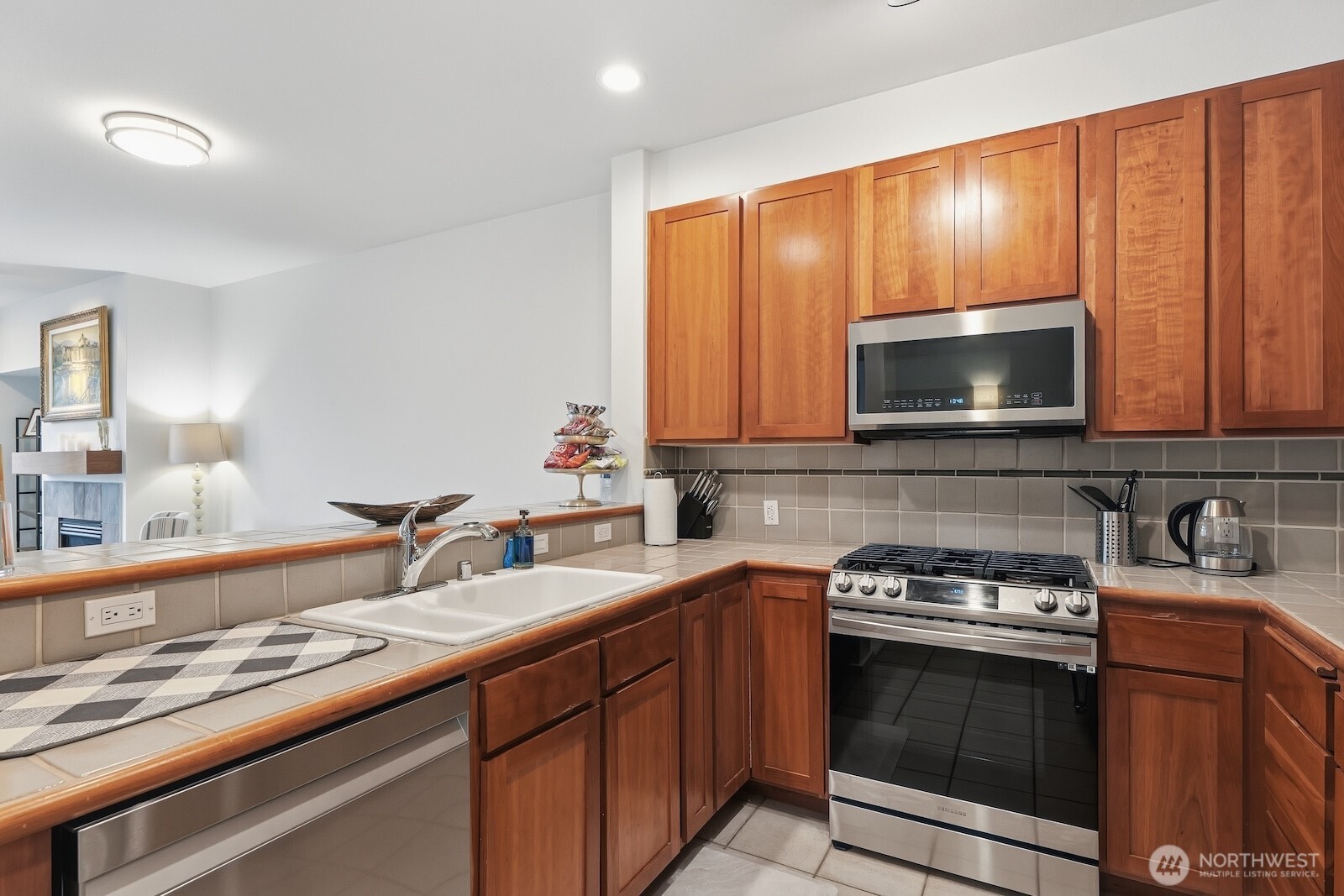 2000 Alaskan Way, Unit 553 Seattle, WA 98121 - Photo 14 of 33 a kitchen with a sink stove and microwave