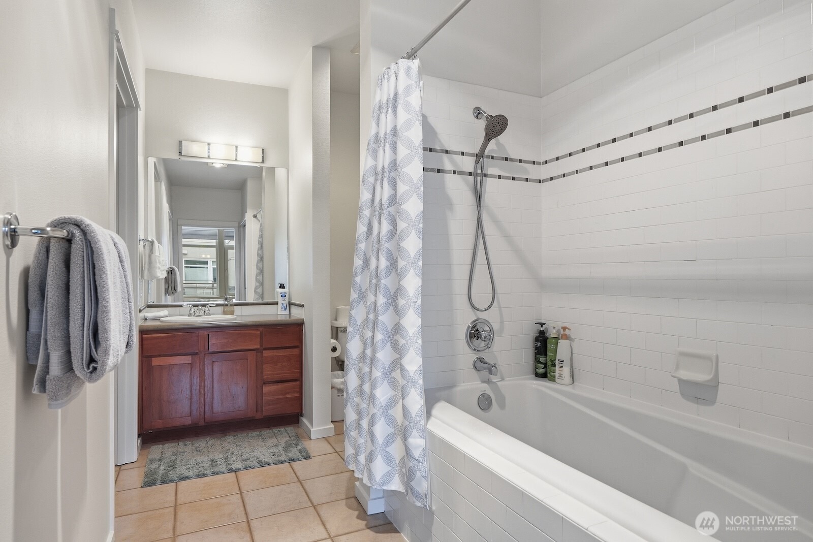2000 Alaskan Way, Unit 553 Seattle, WA 98121 - Photo 21 of 33 a bathroom with a bathtub a sink a vanity and a shower