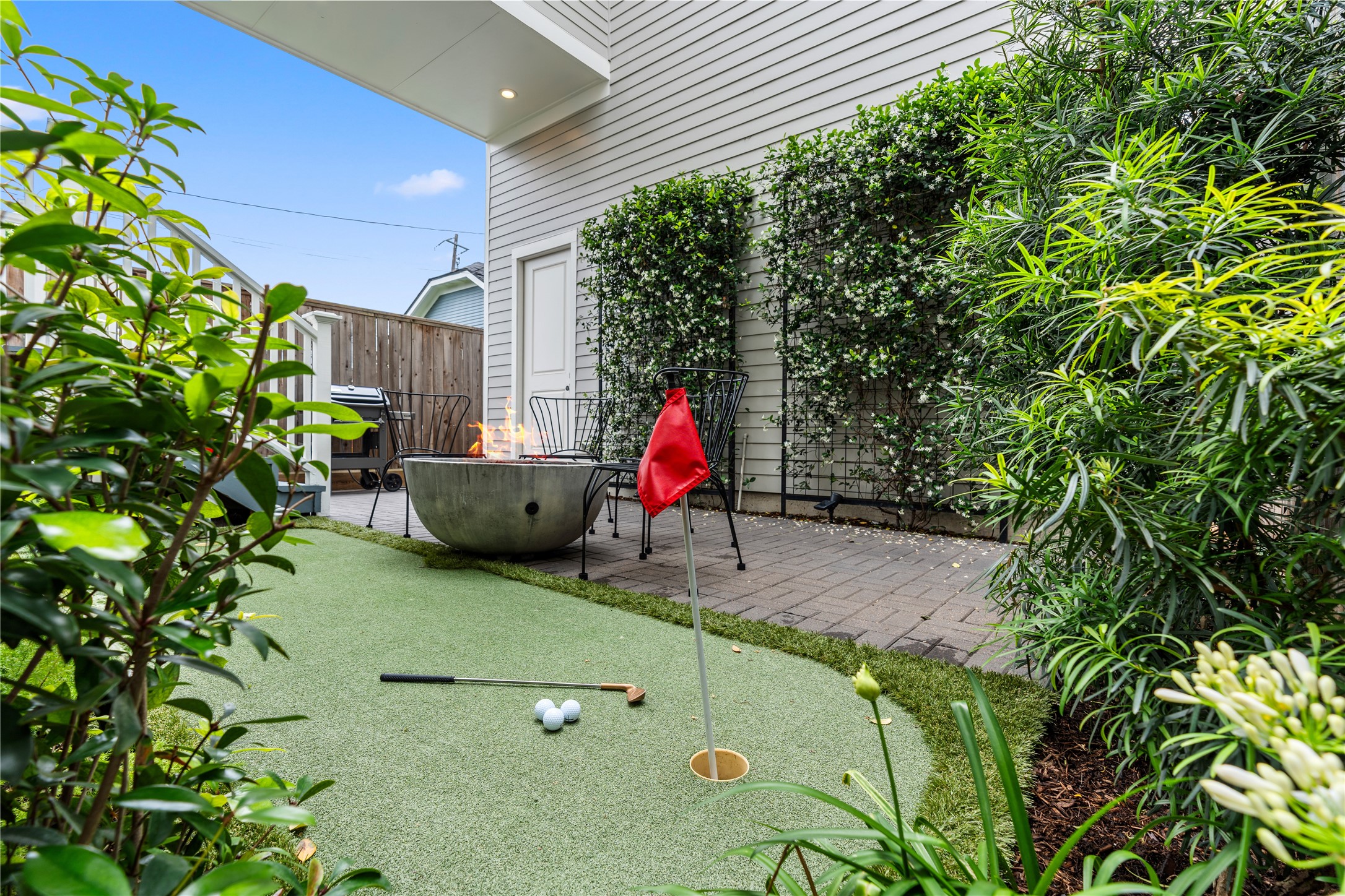 925 Tulane Street, Unit A Houston, TX 77008 - Photo 25 of 49 Practice your golf game on your own private putting green in this lovely outdoor space flanked by a custom wall-mounted trellises covered with climbing star jasmine.