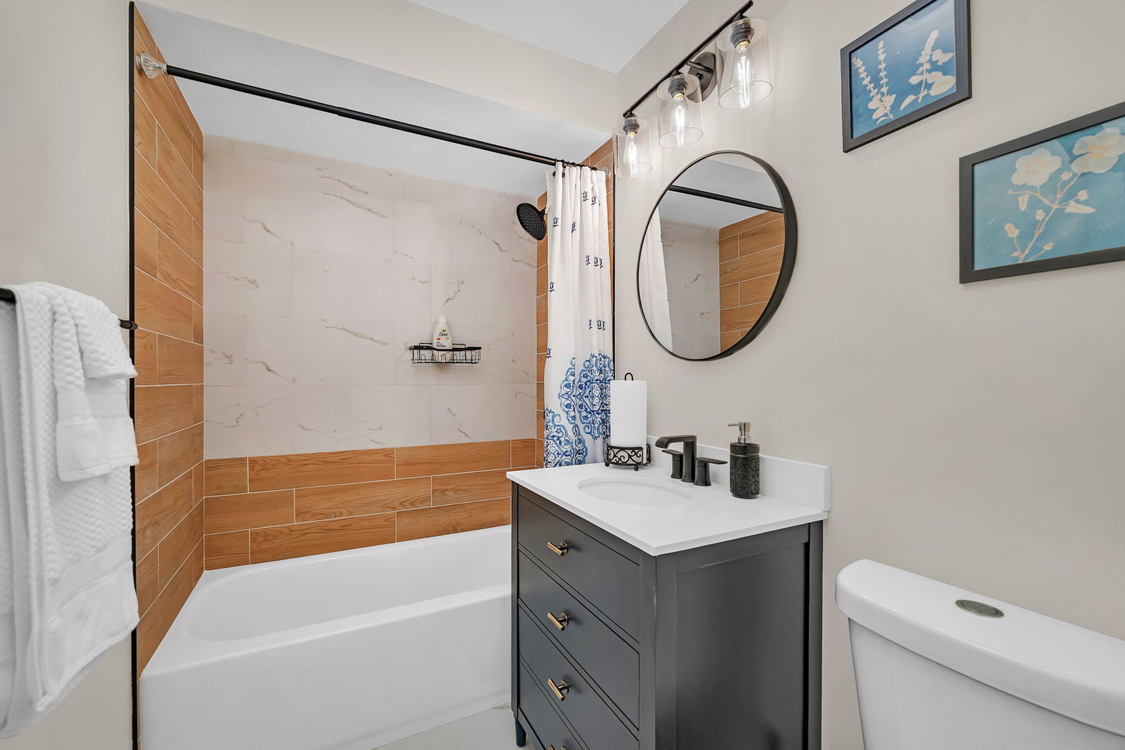128 South Villa Avenue Addison, IL 60101 - Photo 23 of 43 a bathroom with a sink toilet and a bathtub