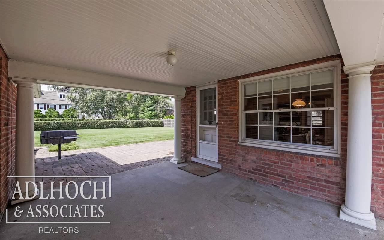 1047 Devonshire Road Grosse Pointe, MI 48230 - Photo 29 of 33 31301928-28.JPG