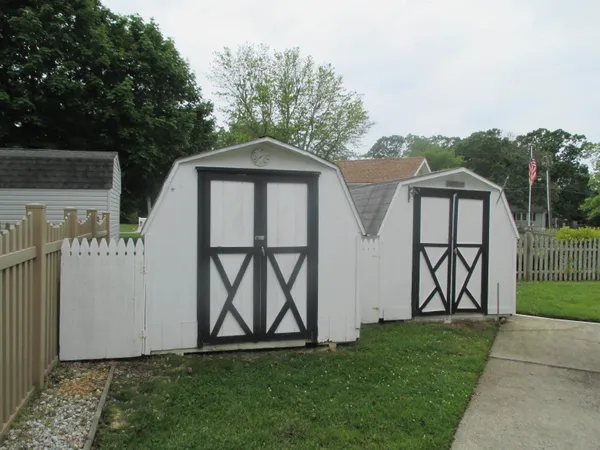 a view of a house with backyard