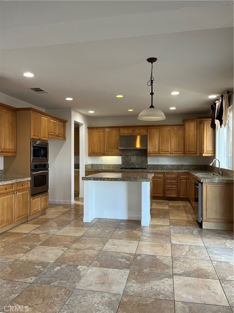 53 Plaza Avila Lake Elsinore, CA 92532 - Photo 3 of 26