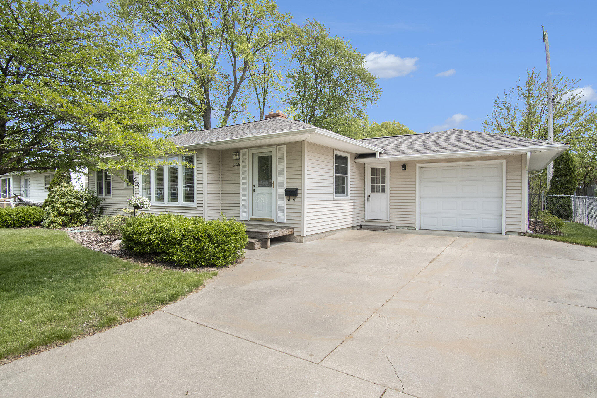 3080 Eastland Road Muskegon, MI 49441 - Photo 1 of 29 004_dsc03880