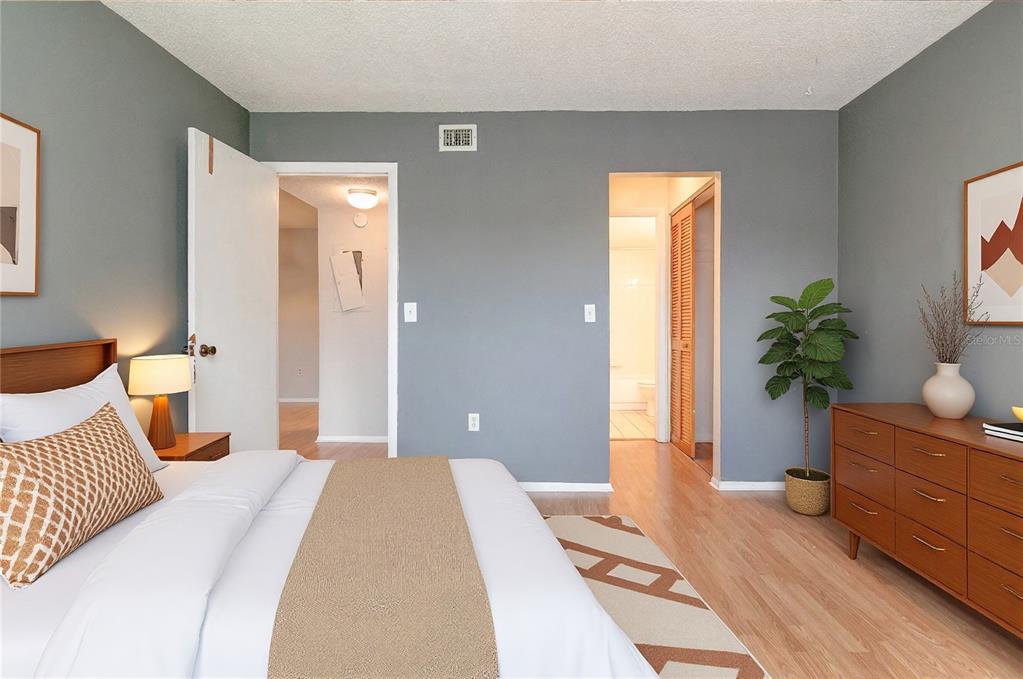 944 Lake Destiny Road, Unit F Altamonte Springs, FL 32714 - Photo 11 of 17 a bedroom with a bed and a potted plant