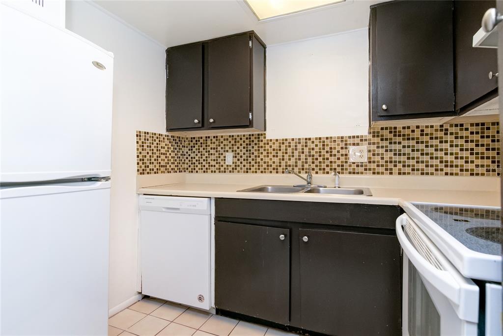944 Lake Destiny Road, Unit F Altamonte Springs, FL 32714 - Photo 9 of 17 a bathroom with a sink and a mirror