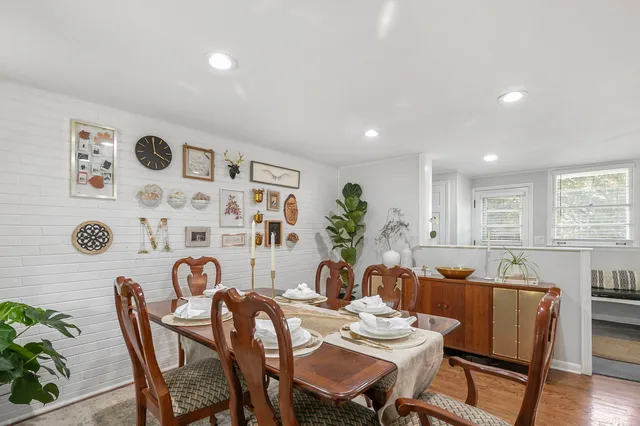 $777,000 | 124 West Old Elm Road, Lake Forest, IL 60045