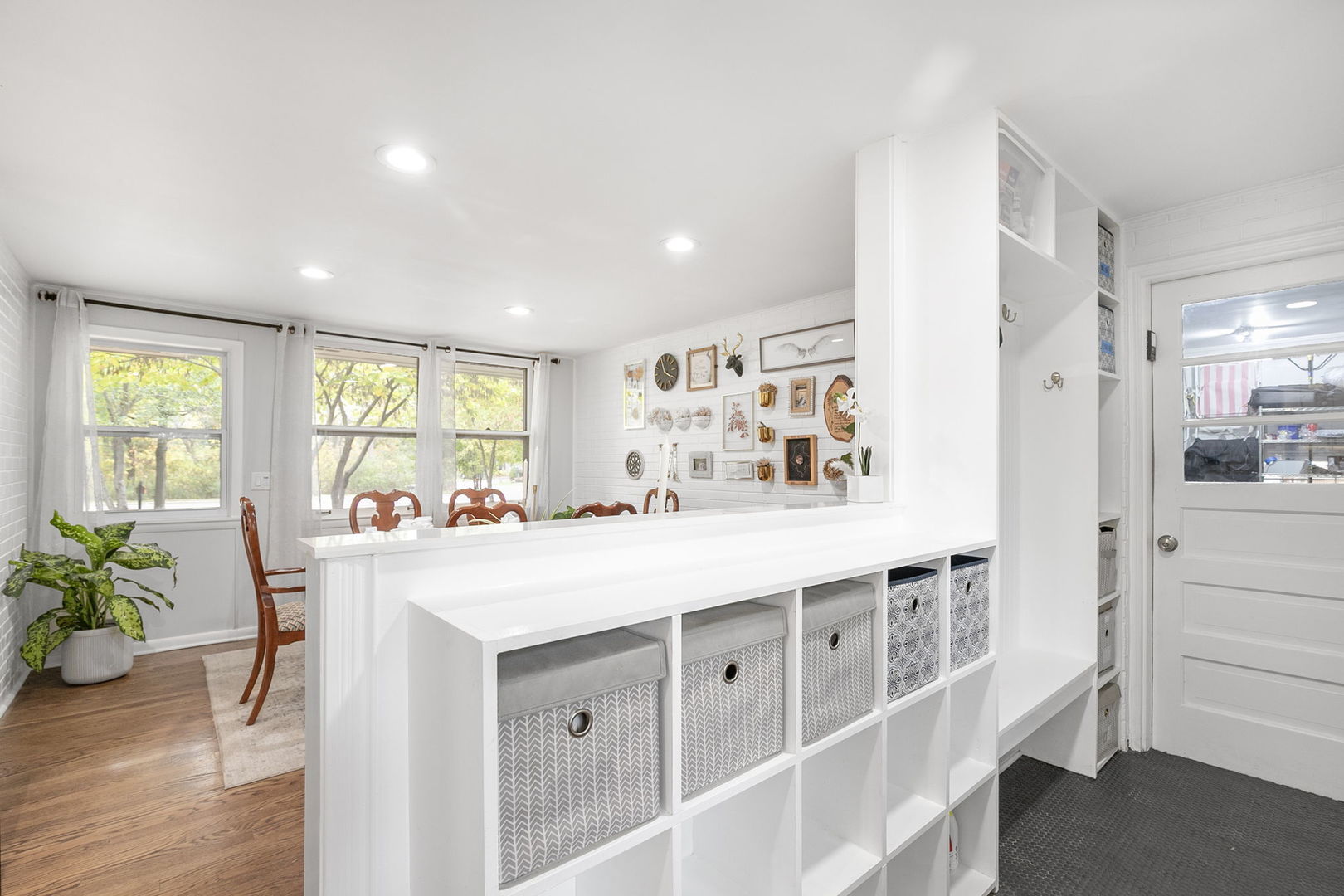 124 West Old Elm Road Lake Forest, IL 60045 - Photo 14 of 31 a kitchen with kitchen island granite countertop a stove and a refrigerator