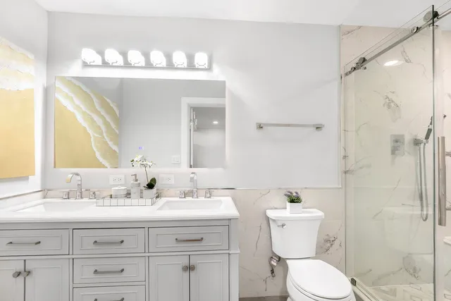 $777,000 | 124 West Old Elm Road, Lake Forest, IL 60045