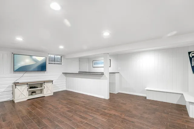 $777,000 | 124 West Old Elm Road, Lake Forest, IL 60045