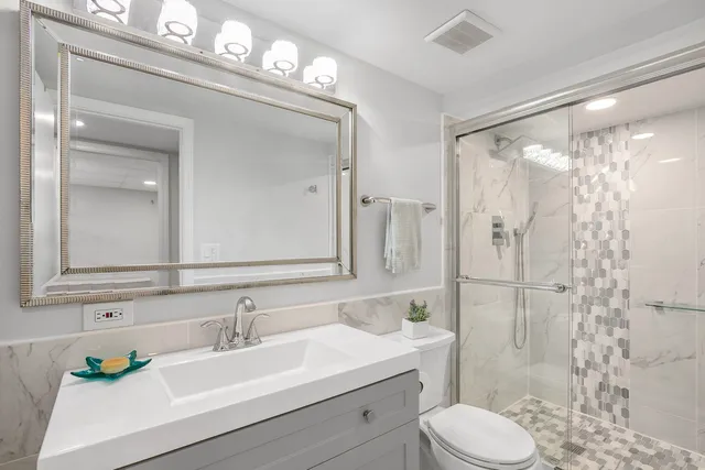 $777,000 | 124 West Old Elm Road, Lake Forest, IL 60045