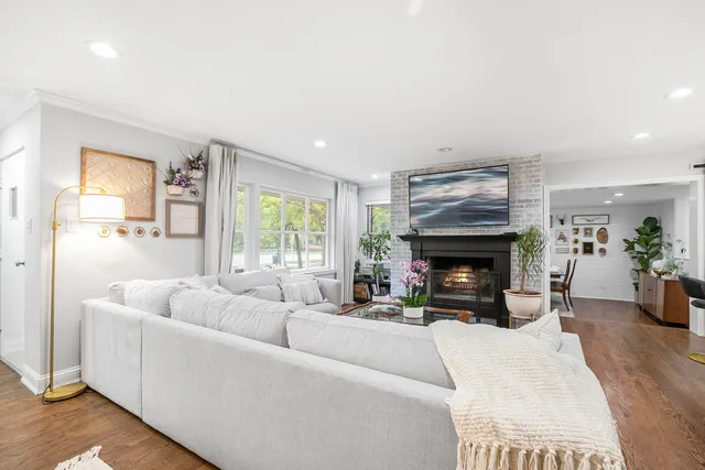 $777,000 | 124 West Old Elm Road, Lake Forest, IL 60045