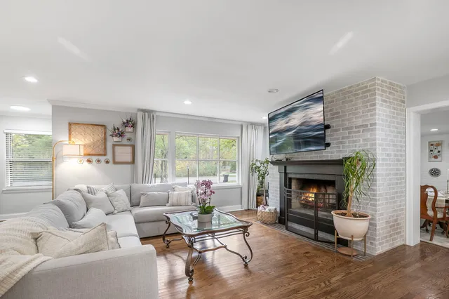 $777,000 | 124 West Old Elm Road, Lake Forest, IL 60045