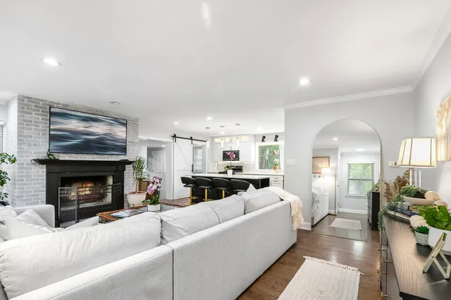 $777,000 | 124 West Old Elm Road, Lake Forest, IL 60045