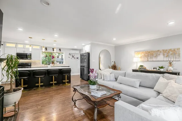 $777,000 | 124 West Old Elm Road, Lake Forest, IL 60045