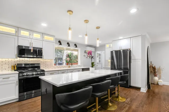 $777,000 | 124 West Old Elm Road, Lake Forest, IL 60045