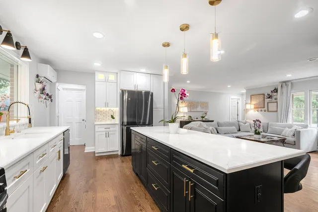 $777,000 | 124 West Old Elm Road, Lake Forest, IL 60045