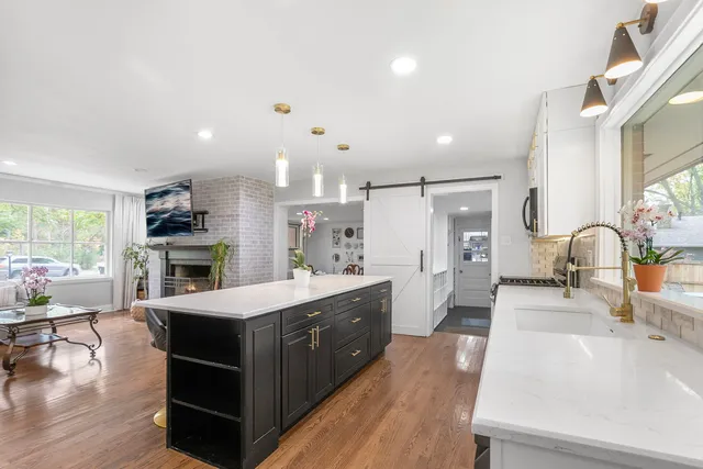 $777,000 | 124 West Old Elm Road, Lake Forest, IL 60045