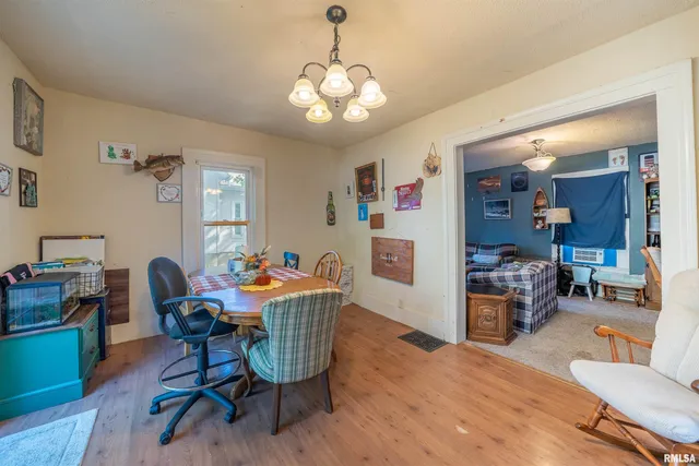 $140,000 | 806 East Monroe Street, Bloomington, IL 61701