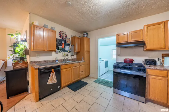 $140,000 | 806 East Monroe Street, Bloomington, IL 61701