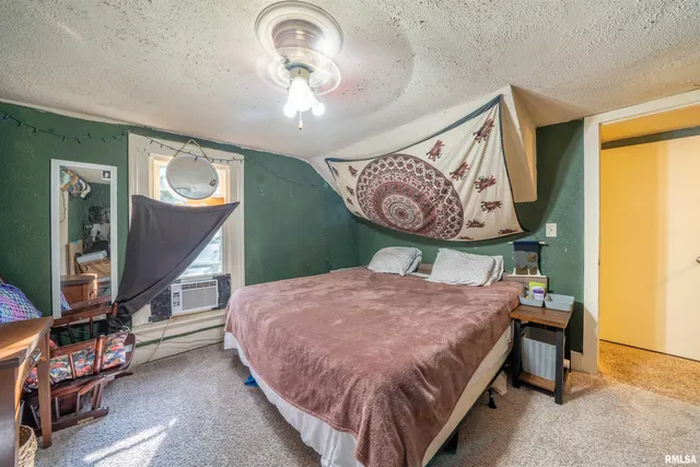 $140,000 | 806 East Monroe Street, Bloomington, IL 61701