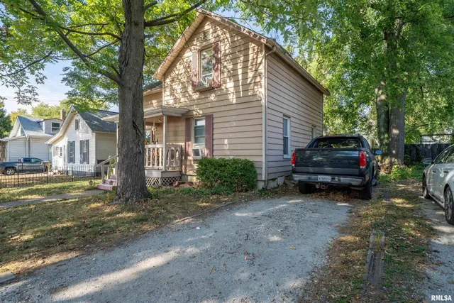 $140,000 | 806 East Monroe Street, Bloomington, IL 61701