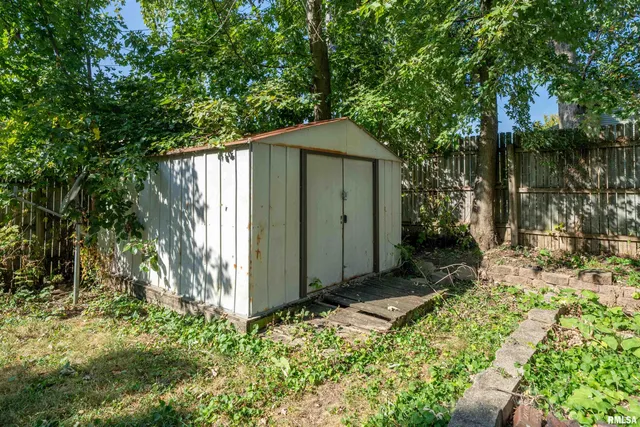 $140,000 | 806 East Monroe Street, Bloomington, IL 61701