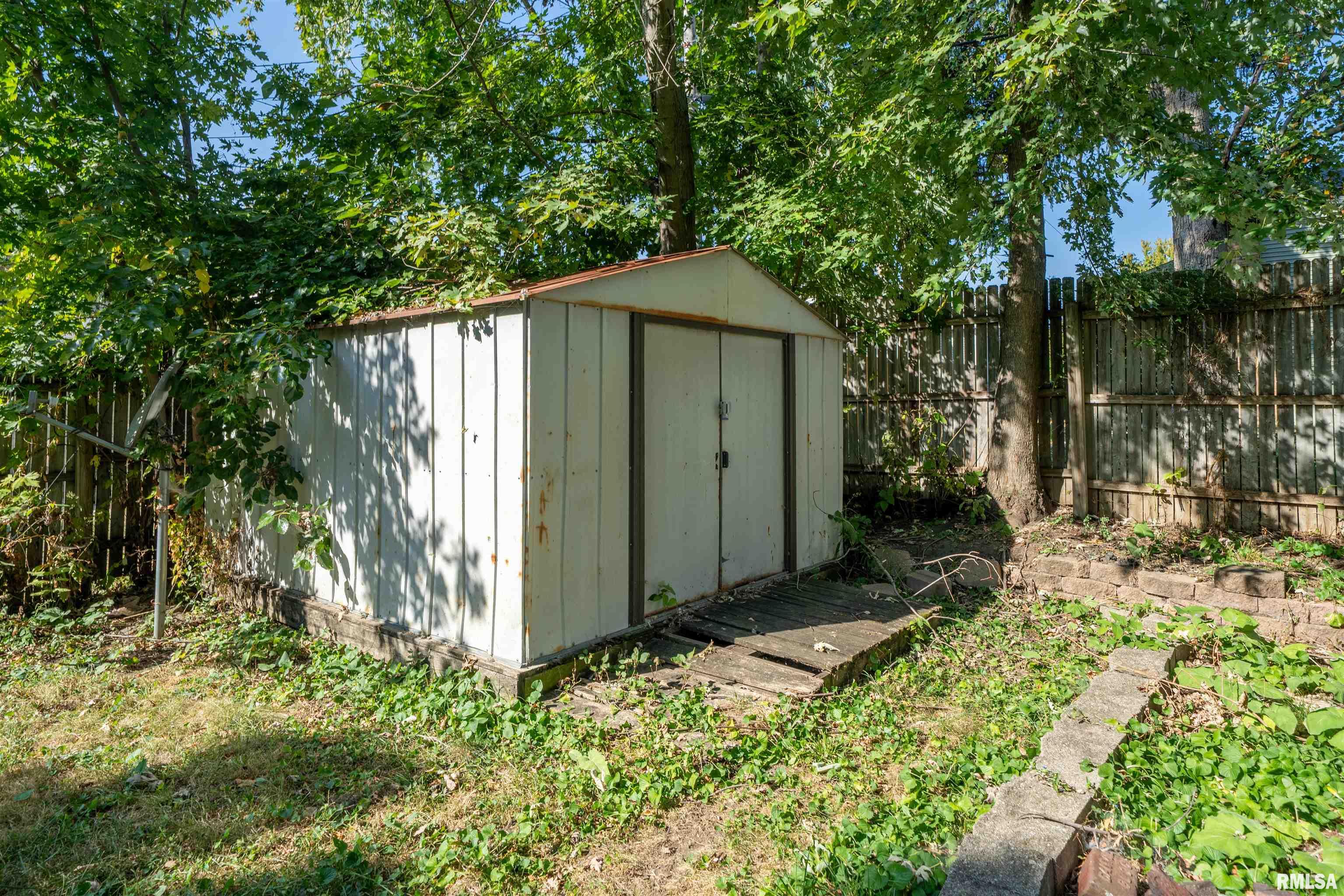 806 East Monroe Street Bloomington, IL 61701 - Photo 35 of 40