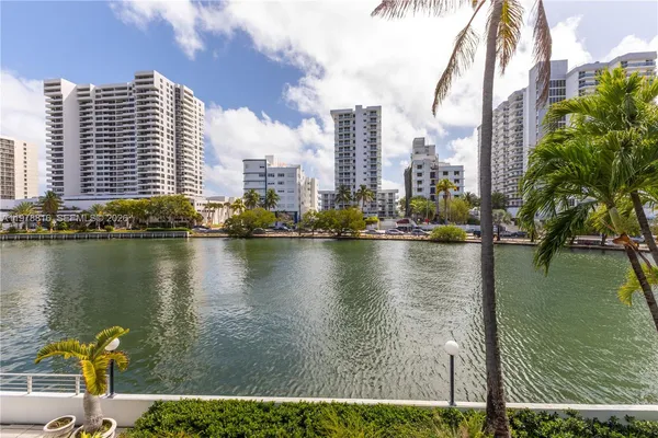 $1,995 | 2445 Lake Pancoast Drive, Unit J, Miami Beach, FL 33140