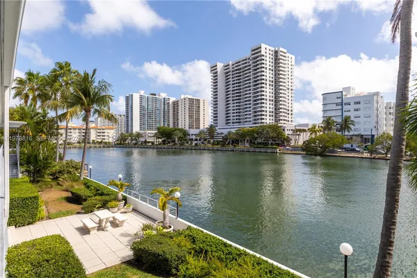 $1,995 | 2445 Lake Pancoast Drive, Unit J, Miami Beach, FL 33140