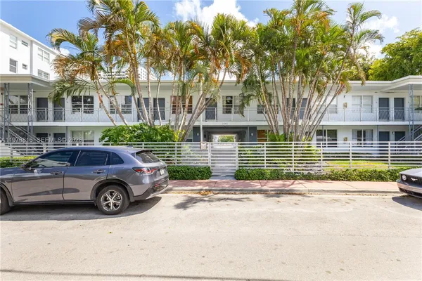 $1,995 | 2445 Lake Pancoast Drive, Unit J, Miami Beach, FL 33140