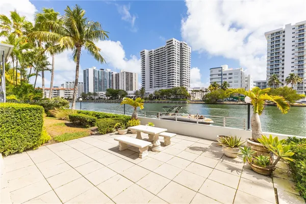 $1,995 | 2445 Lake Pancoast Drive, Unit J, Miami Beach, FL 33140