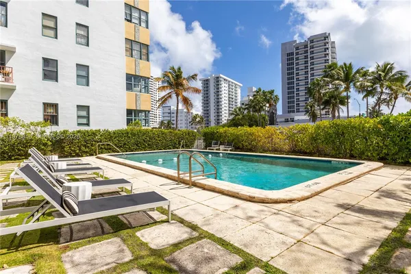 $1,995 | 2445 Lake Pancoast Drive, Unit J, Miami Beach, FL 33140