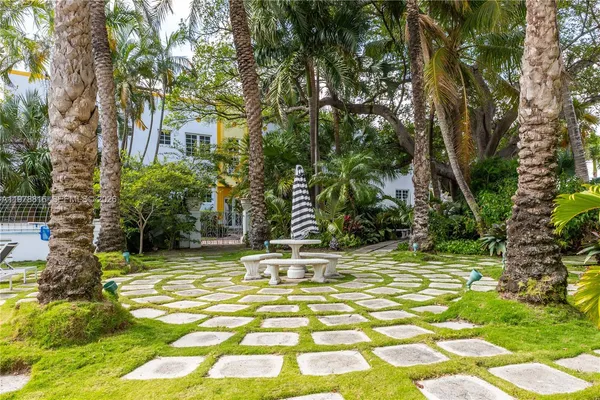 $1,995 | 2445 Lake Pancoast Drive, Unit J, Miami Beach, FL 33140