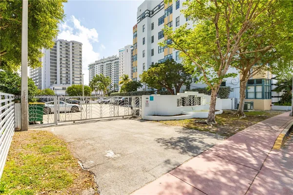 $1,995 | 2445 Lake Pancoast Drive, Unit J, Miami Beach, FL 33140