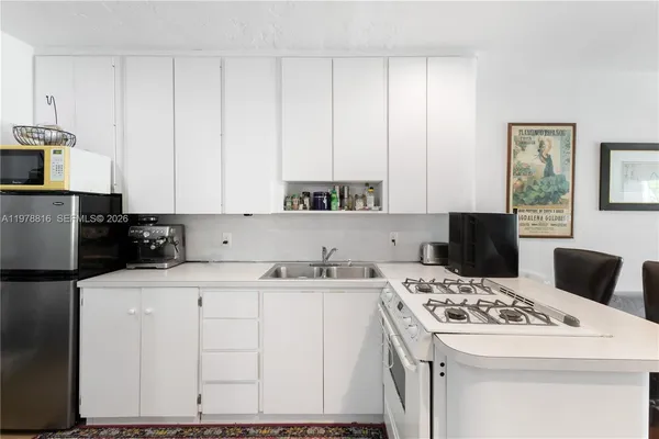 $1,995 | 2445 Lake Pancoast Drive, Unit J, Miami Beach, FL 33140