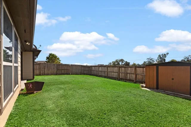 a view of a backyard