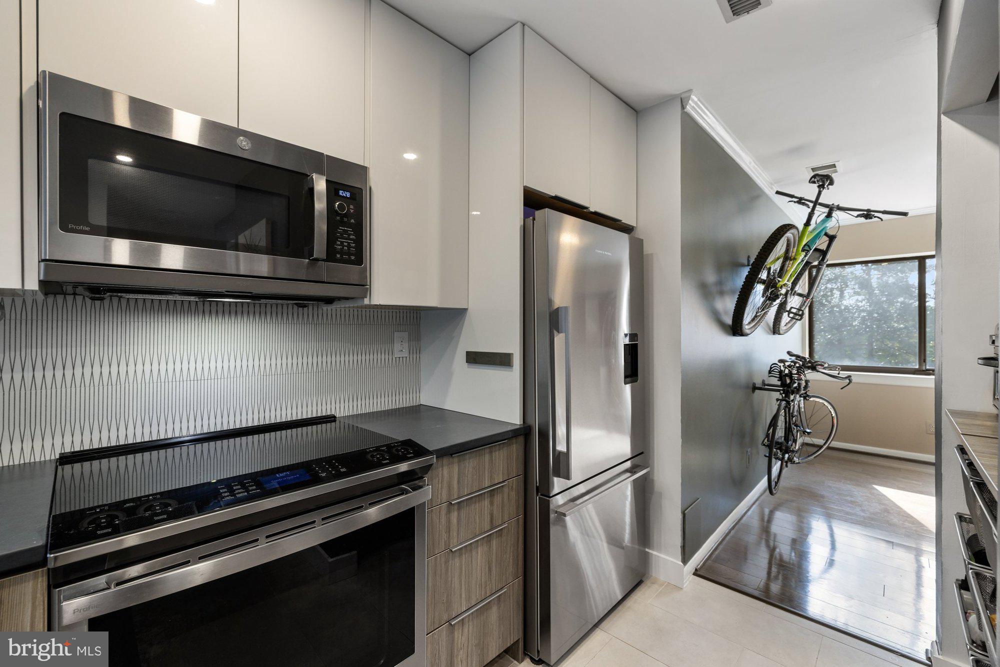 11120 Harbor Court, Unit 1120 Reston, VA 20191 - Photo 20 of 55 a kitchen with a stove and a microwave