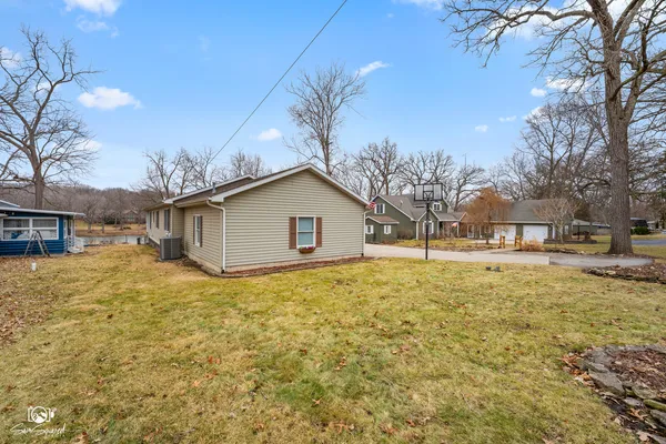 a view of a yard with a house