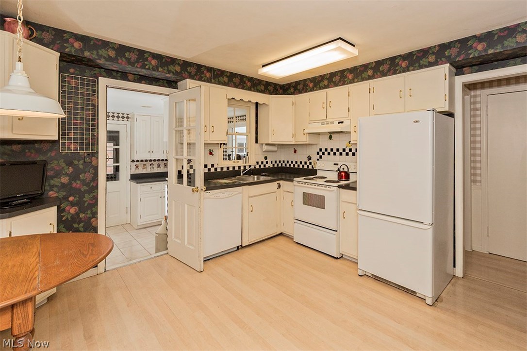 1655 Richmond Road Cleveland, OH 44124 - Photo 3 of 35