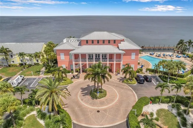 $275,000 | 107 Sea Horse Drive Southeast, Unit A, St. Petersburg, FL 33705