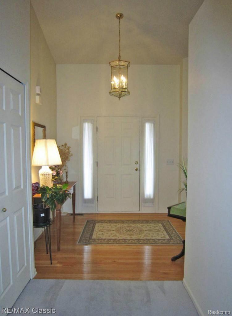 5297 Simpson Lake Road, Unit 80 West Bloomfield, MI 48323 - Photo 2 of 18 simpson foyer.jpg
