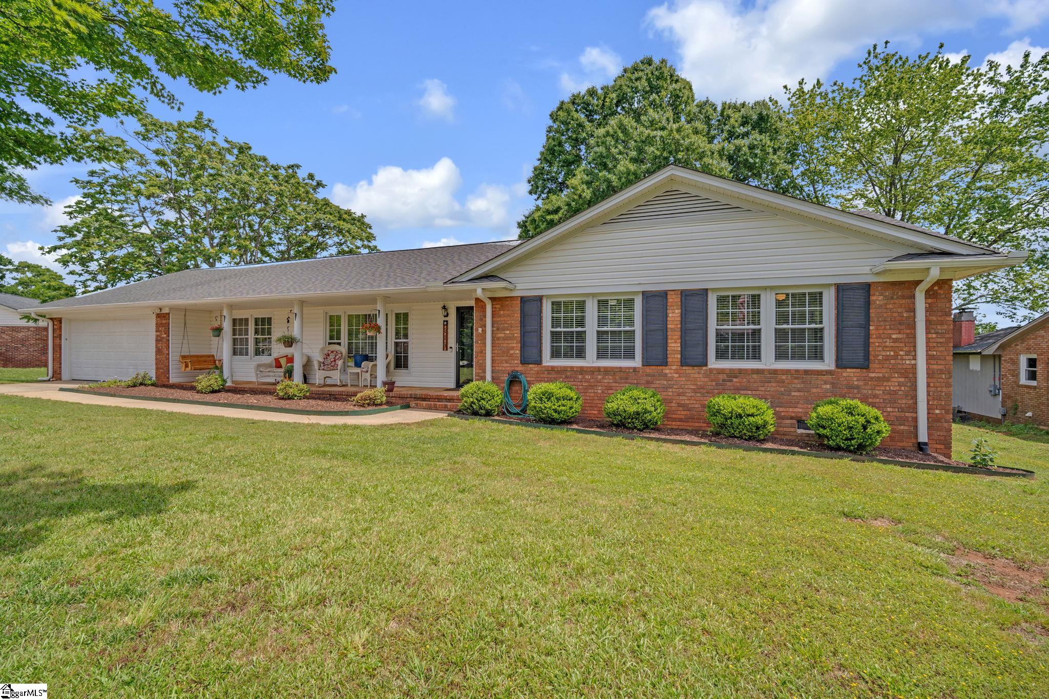 215 Edgewood Drive Mauldin, SC 29662 - Photo 3 of 32