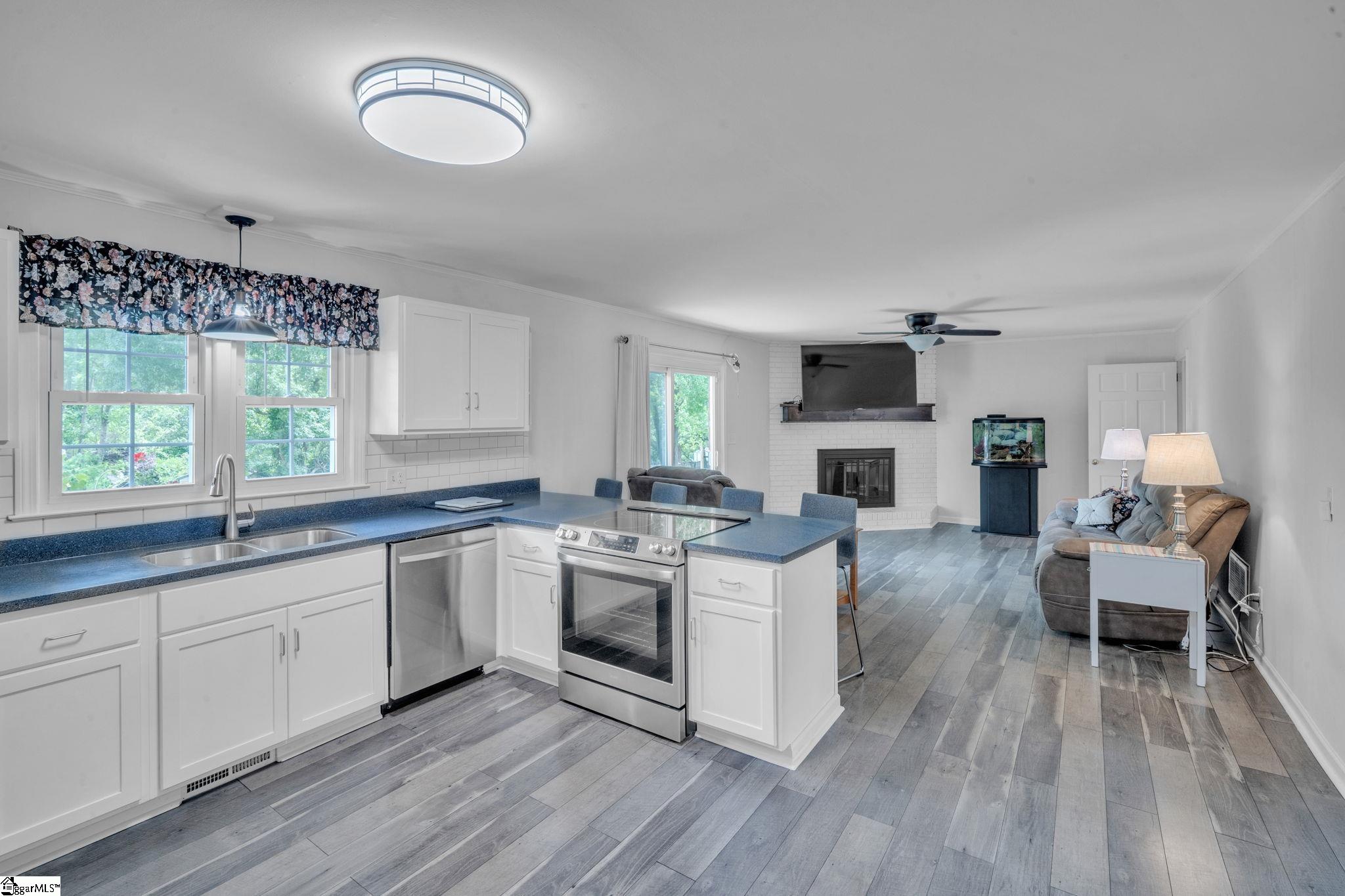 215 Edgewood Drive Mauldin, SC 29662 - Photo 4 of 32